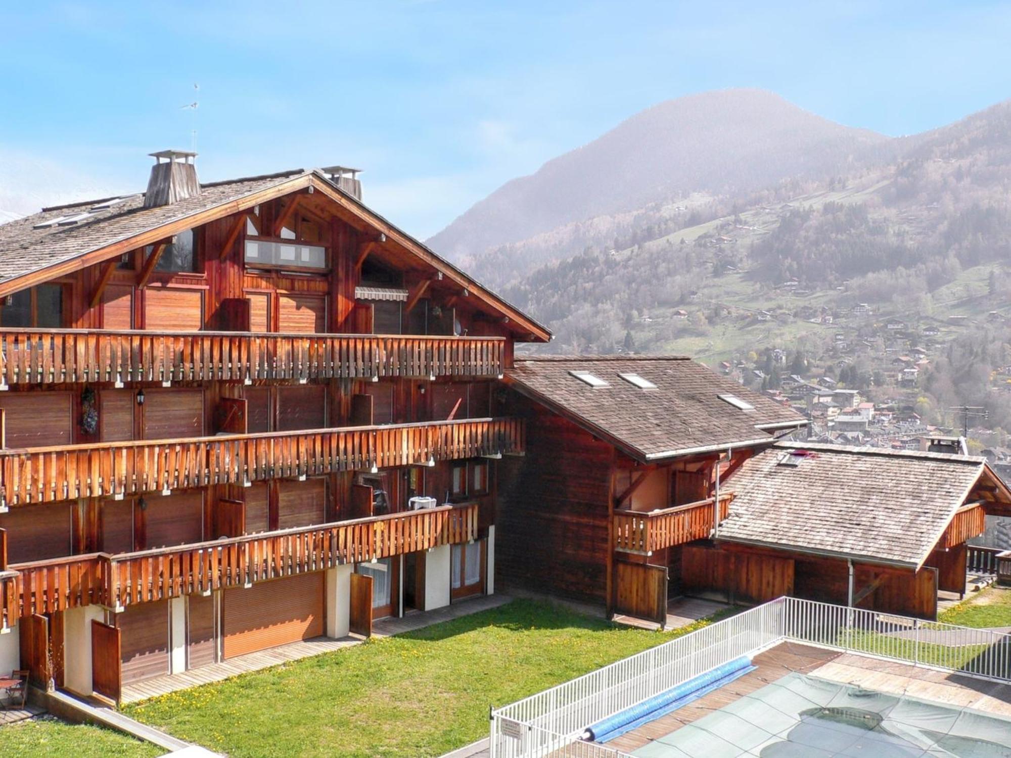 Appartement Saint Gervais: Ski-In, City Views & Shared Pool Exterior photo